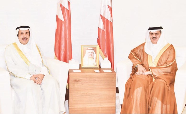  رئيس مجلس النواب البحريني احمد الملا خلال استقباله السفير الشيخ عزام الصباح ﻿