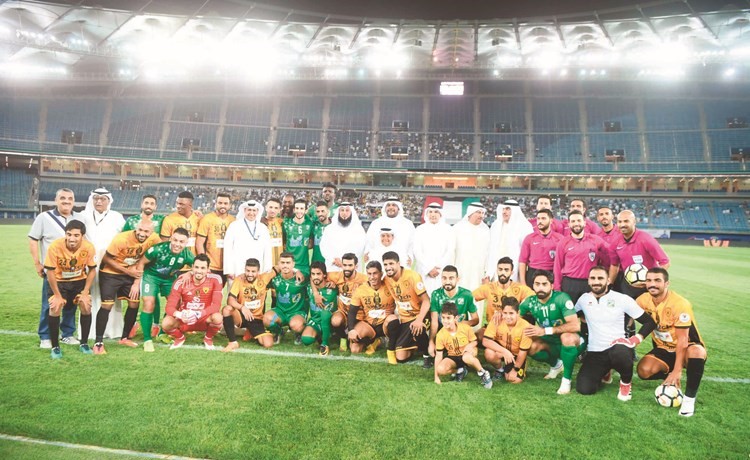 ممثل النائب الأول ووزير الدفاع الشيخ أحمد المنصور يتوسط لاعبي الفريقين والمعتزل نهير الشمري 	(محمد هاشم)﻿