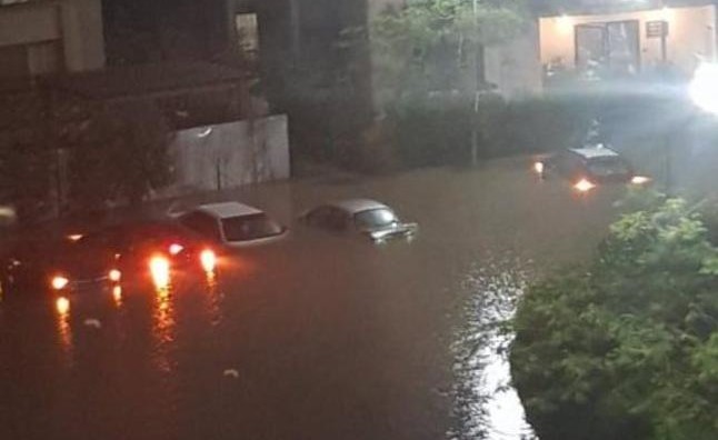 بالفيديو.. شاهد ما حدث في أرقى الأحياء السكنية بالقاهرة بسبب سقوط الأمطار