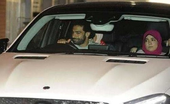 هل يمنع محمد صلاح زوجته من الظهور في وسائل الإعلام؟