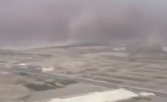فيديو من قمرة القيادة.. طائرة سعودية تخترق عاصفة رملية ضخمة