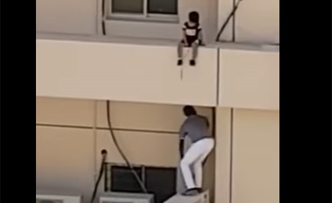 فيديو جديد للحظة إنقاذ طفلة الخبر.. ونائب أمير الشرقية يوجه بتكريم منقذها