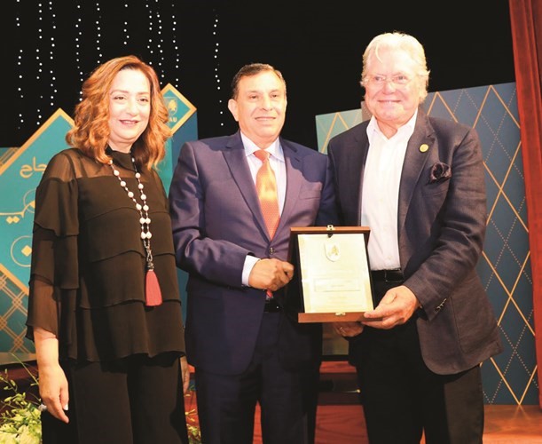 فهمي لحظة تكريمه من جامعة بيروت العربية﻿