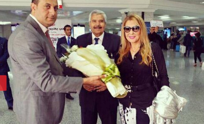 شاهد.. جينز نادية الجندي الممزق في الشارع يعرضها للانتقاد.. إطلالة عشرينية