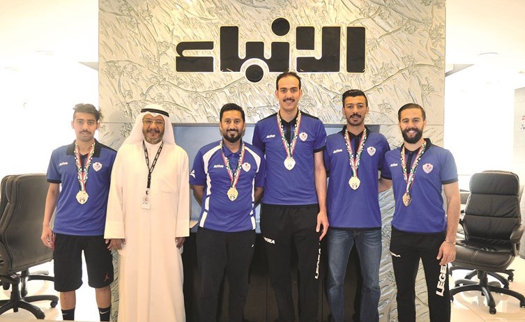 الزميل مبارك الخالدي مستقبلا مشعل العتيبي واللاعبين فهد العساف ونواف ثامر وعلي دشتي وبدر الحجى في ديوانية الانباء 	(زين علام)﻿