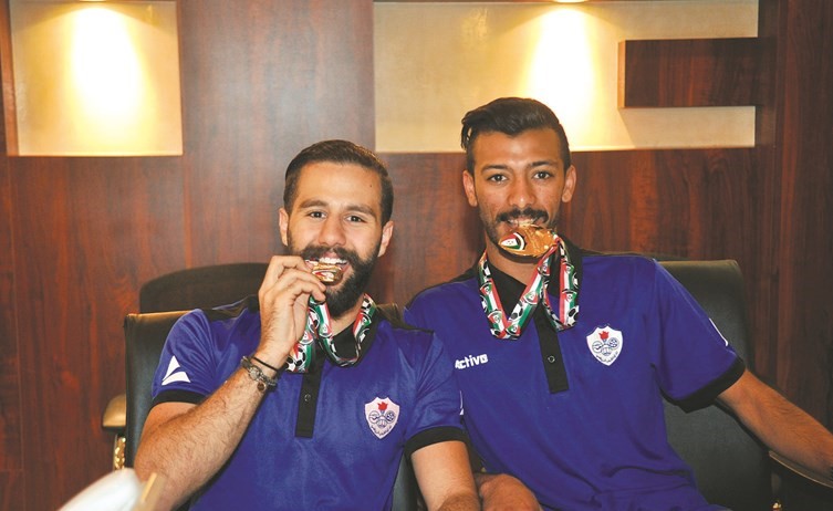 بدر الحجي وعلي دشتي وفرحة ذهب البطولة ﻿
