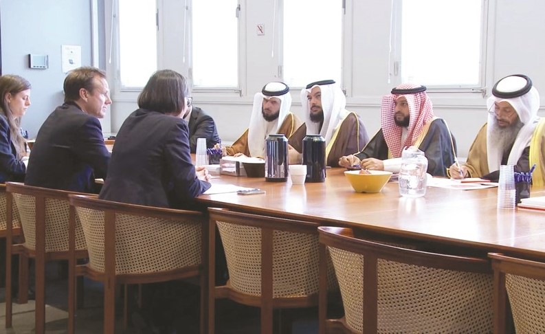 نايف المرداس وعبدالله فهاد ود. جمعان الحربش ود. عادل الدمخي خلال اللقاء﻿
