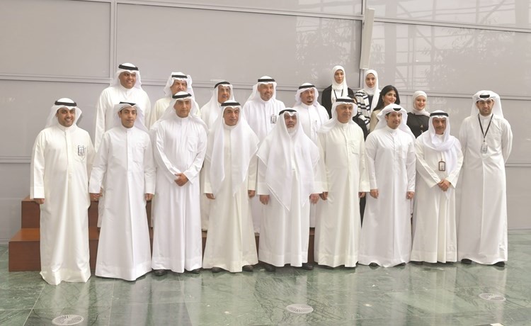 الوزير د. حامد العازمي وعادل الصرعاوي ود.هيثم الأثري وم. علي اليوحة ومشعل السبيعي وعبدالرحمن المطيري مع قيادات ديوان المحاسبة خلال اطلاق الحملة- (قاسم باشا)﻿