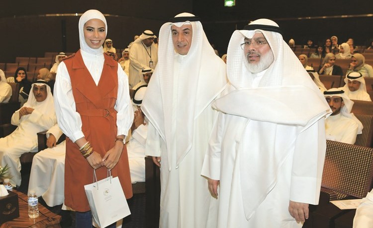 حامد العازمي وعادل الصرعاوي مع إحدى المشاركات -(قاسم باشا)﻿