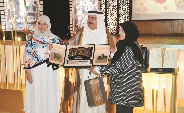  ثابت المهنا خلال تكريم بدرية الخالدي بحضور خالدة الشريعان- (عادل سلامة) ﻿