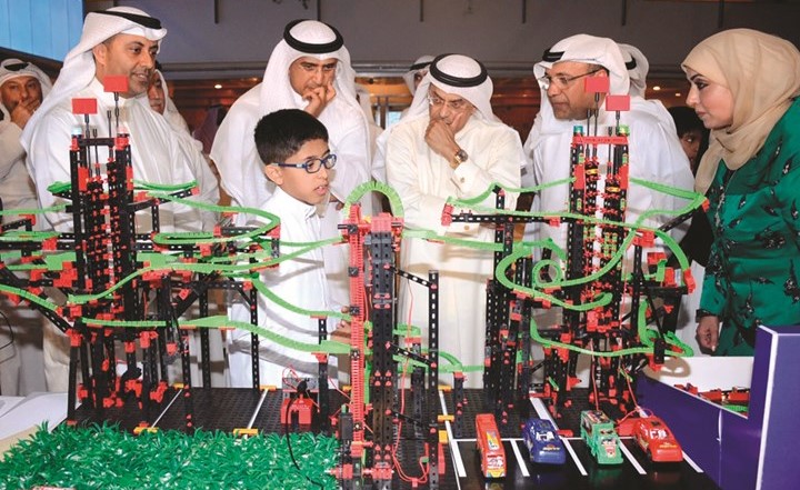 د.هيثم الأثري والحضور يستمعون إلى شرح من أحد الطلبة حول مشروعه﻿