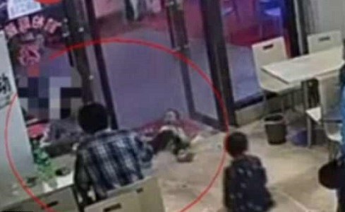 بالفيديو.. سيدة حامل تسقط طفلا بطريقة مروعة