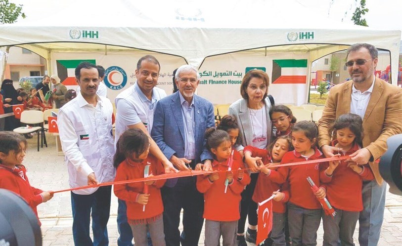 د.هلال الساير والأمين العام لمؤسسة الإغاثة الإنسانية التركية ياووز دادا ووفد الجمعية يفتتحون دار الأيتام ﻿