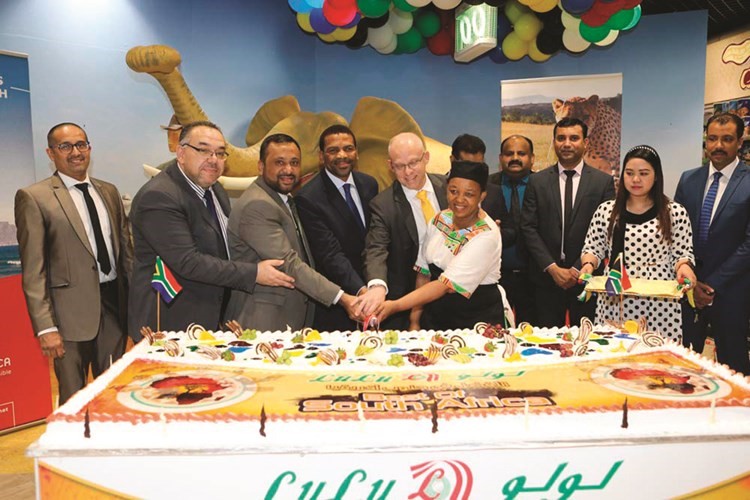 مشاركة في قطع كيكة الحفل﻿