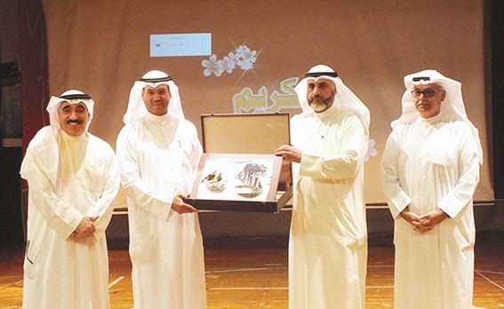 طلال الجري يكرم أحد الضيوف﻿