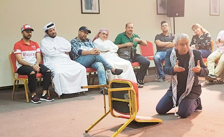 غنام غنام في العرض المسرحي سأموت في المنفى﻿
