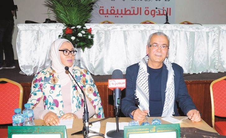 الفنان والمخرج غنام غنام مع رقية العلوي خلال الندوة﻿
