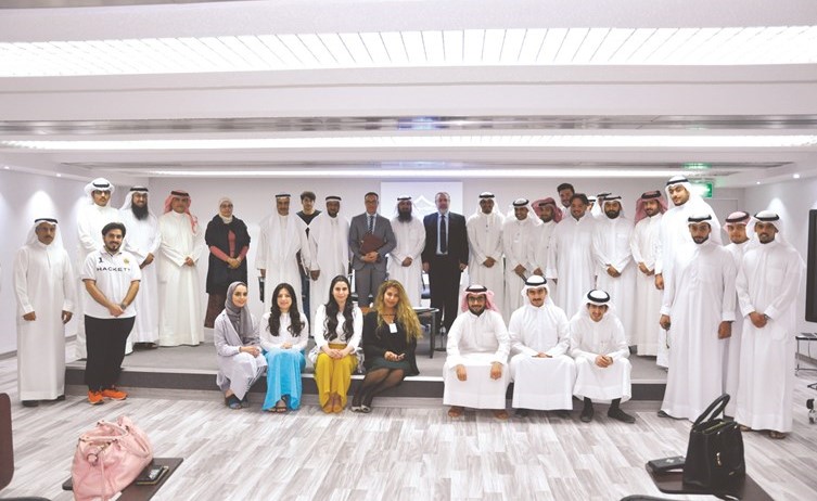 صورة جماعية للمشاركين في ندوة جمعية المهندسين﻿