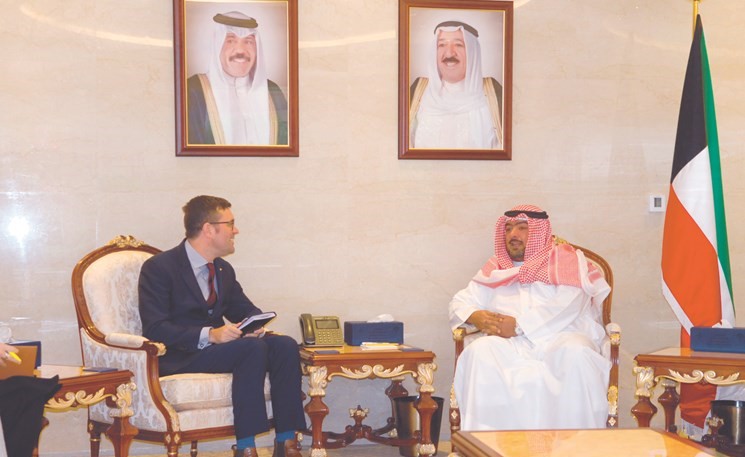 الشيخ ثامر العلي مستقبلا السفير الأسترالي لدى الكويت جوناثان غيلبرت﻿