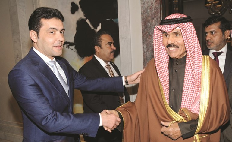 سمو ولي العهد مصافحا أحد مودعيه ﻿