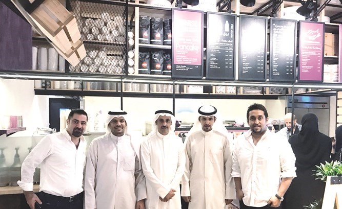 سعد المطيري وسعد العويمري وخالد المطيري وجاسم الدعيج خلال الافتتاح﻿