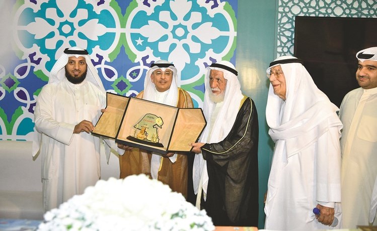 حمود الرومي مسلما وليد العمار درعا تذكارية﻿