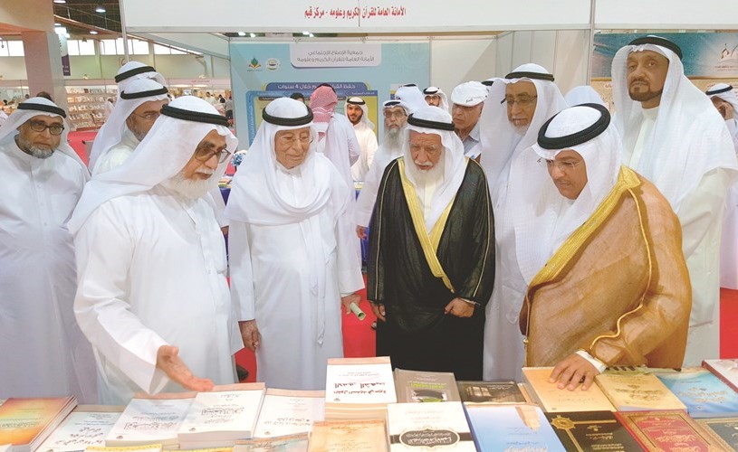 د. عبدالمحسن الخرافي مستقبلا وليد العمار وحمود الرومي في جناح المبرة بالمعرض﻿