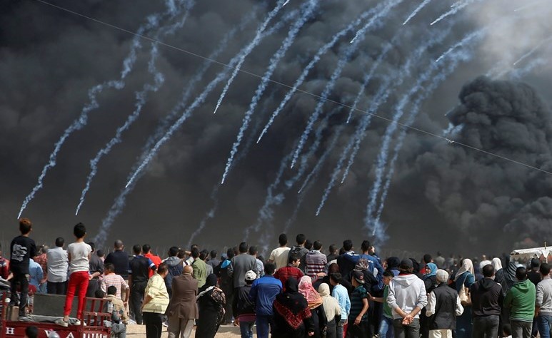 قوات الاحتلال تطلق قنابل الغاز باتجاه المتظاهرين الفلسطينيين في مظاهرة «الشباب الثائر» 			   (رويترز)