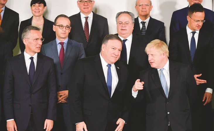 مايك بومبيو في صورة جماعية مع نظرائه في الناتو		(ا.ف.پ)﻿