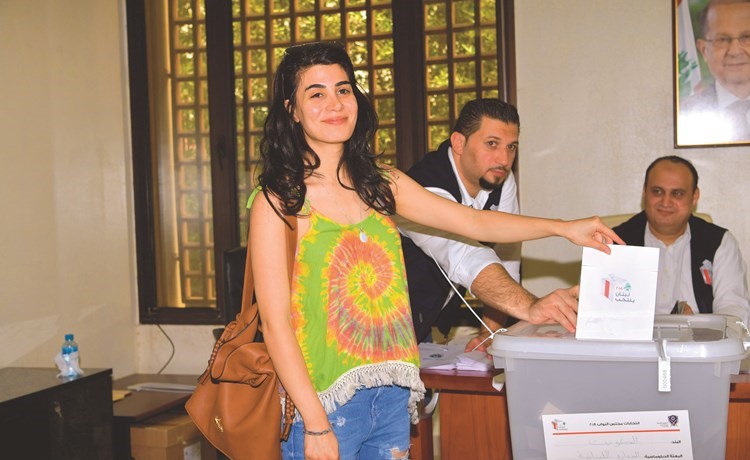 ناخبة لبنانية تدلي بصوتها ﻿