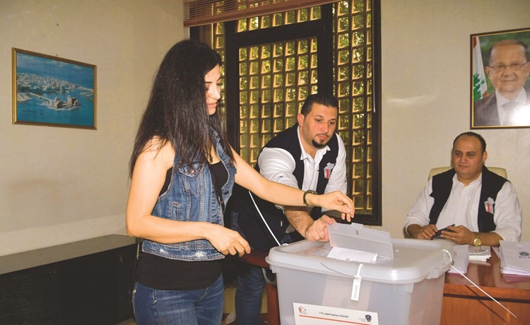 لبنانية خلال الاقتراع ﻿