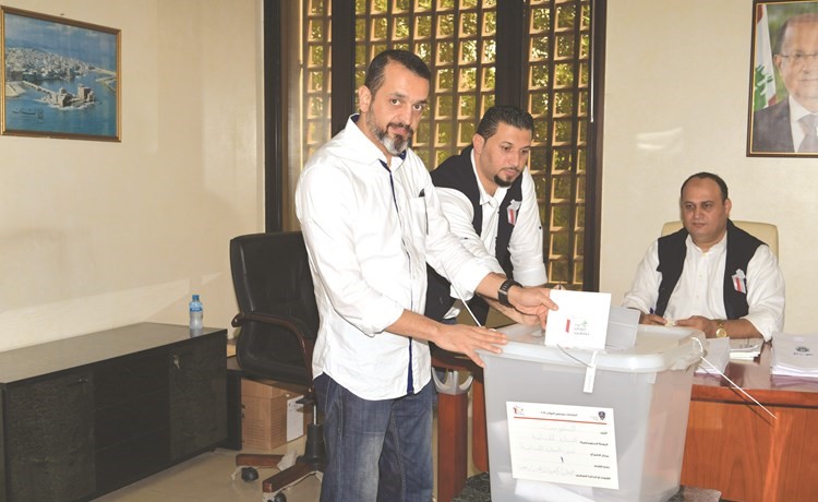 ناخب يدلي بصوته﻿