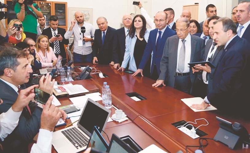 الرئيس العماد ميشال عون خلال زيارته لوزارة الخارجية لمواكبة العملية الانتخابية في الخارج بحضور وزيري الخارجية والداخلية جبران باسيل ونهاد المشنوق 				(محمود الطويل)﻿