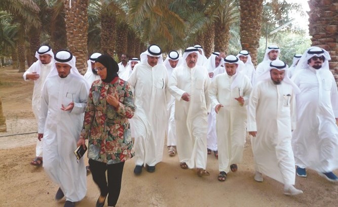 جانب من الجولة في مزرعة فيصل الدماك﻿