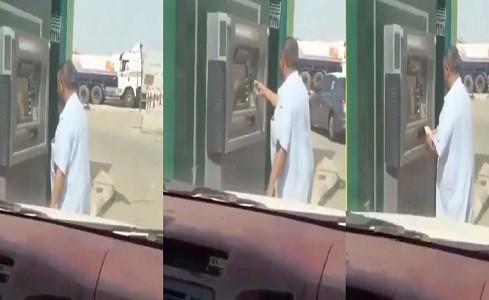 فيديو طريف لعامل عربي يقوم بتصرف غريب أثناء سحب راتبه