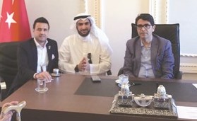 والي اسطنبول إسماعيل غولتيكين مع الزميل محمد راتب وحسين كرك ﻿
