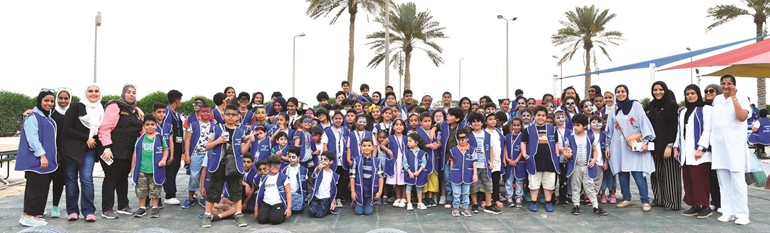 لقطة جماعية للمشاركين في مهرجان الطفل الكويتي الأول- (فريال حماد)﻿