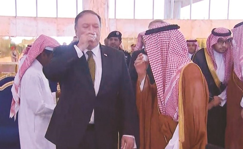 وزير الخارجية الاميركي مايك بومبيو يحتسي القهوة برفقة نظيره السعودي عادل الجبير لدى وصوله الرياض أمس ﻿