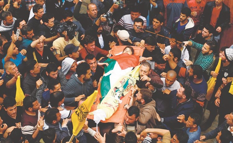 فلسطينيون يشيعون جثمان الشهيد عزام عويضة في غزة امس	(رويترز) ﻿