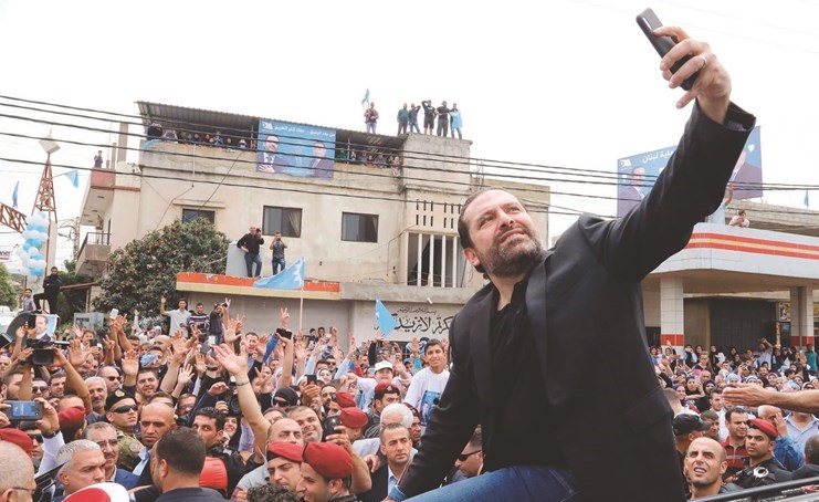 رئيس مجلس الوزراء سعد الحريري يلتقط صورة سيلفي مع مناصريه خلال جولاته الانتخابية في بلدات طرابلسية -(محمود الطويل) ﻿