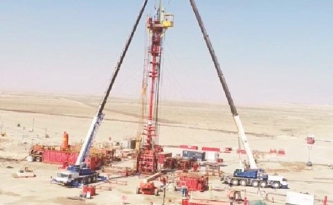 جانب من عملية السيطرة على البئر (مقوع – 149) بعد التسرب النفطي﻿