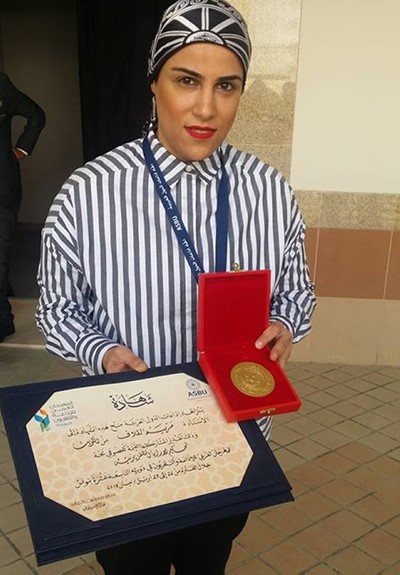 الروائية الكويتية مريم القلاف عقب تكريمها من قبل اتحاد اذاعات الدول العربية