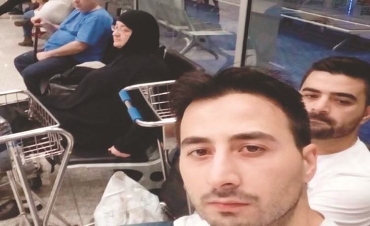 صورة للعائلة العالقة في مطار كوالالمبور-(انترنت)﻿