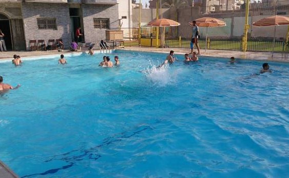 بالفيديو.. نهاية صادمة لرجل حاول استعراض مهاراته في القفز بحمام سباحة