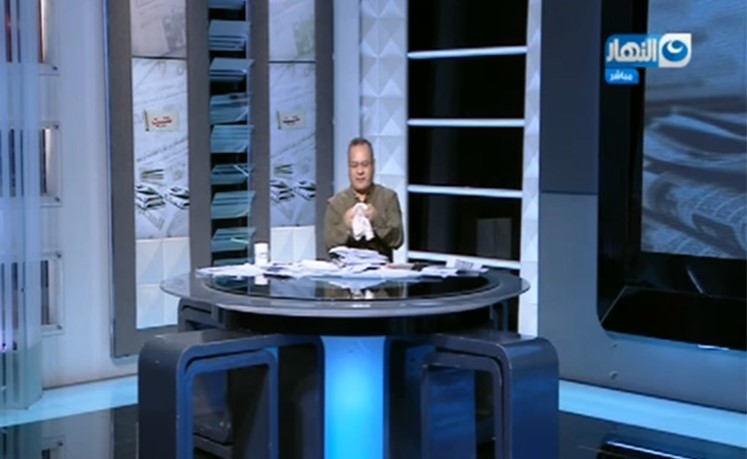 بالفيديو.. اعلامي مصري يخلع جواربه على الهواء... والسبب صادم