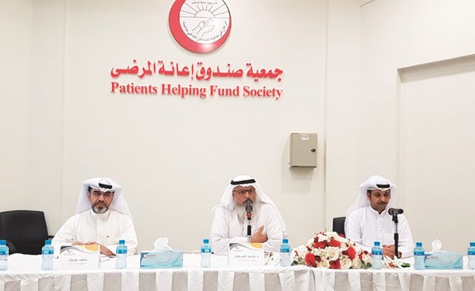 د.محمد الشرهان يتوسط ممثلي الشؤون ومكتب المحاسبة﻿