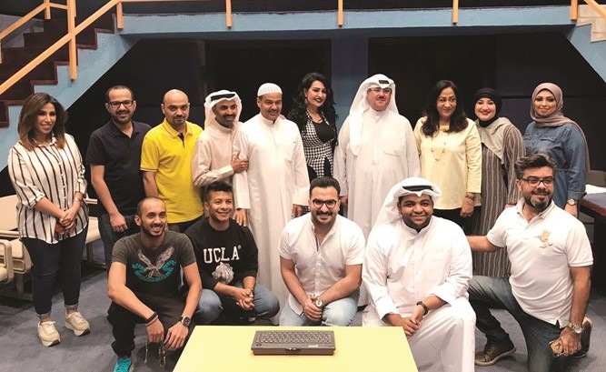 الشيخ فهد المبارك يتوسط فريق مسلسل عودة عنتر﻿