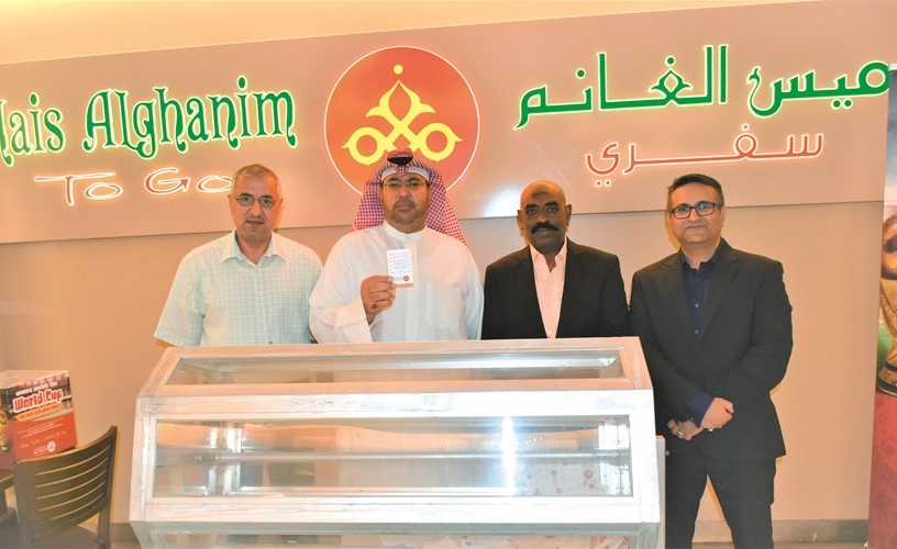 مندوب الوزارة مع إدارة ميس الغانم سفري لحظة الإعلان عن الفائز﻿