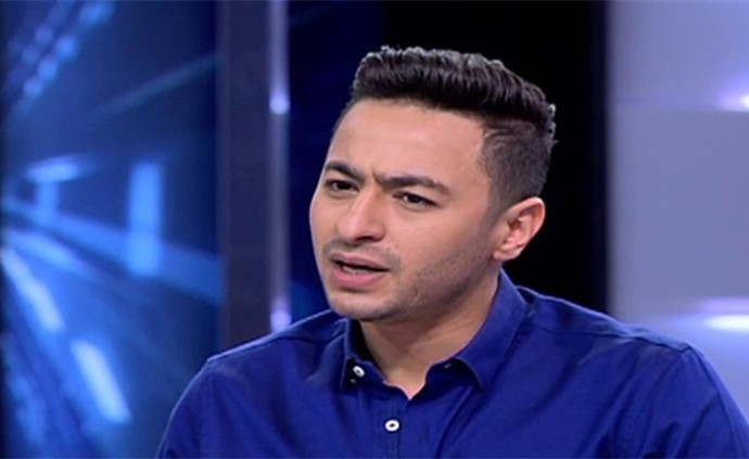 بالفيديو.. حمادة هلال يبكي بعد وفاة طفلة في حفله الأخير