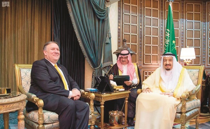خادم الحرمين الشريفين الملك سلمان بن عبدالعزيز خلال مباحثاته مع وزير الخارجية الأميركي مايك بومبيو أمس	(واس)﻿
